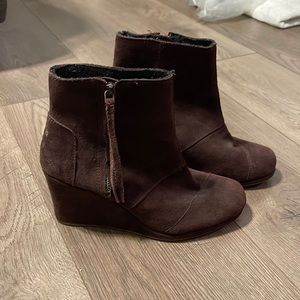 Tom's suede booties